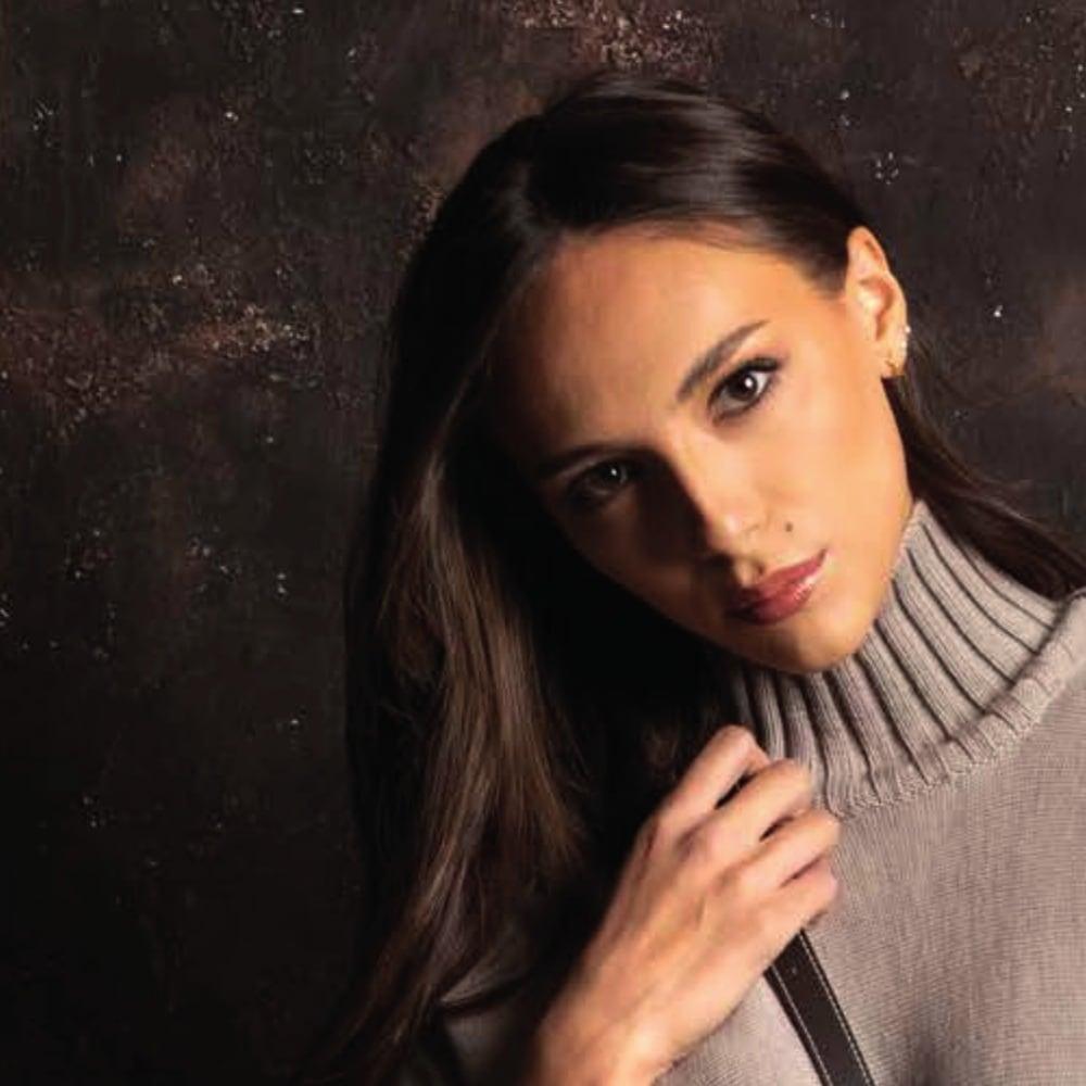 Ritratto con mantella e collo alto, dalla nuova collezione