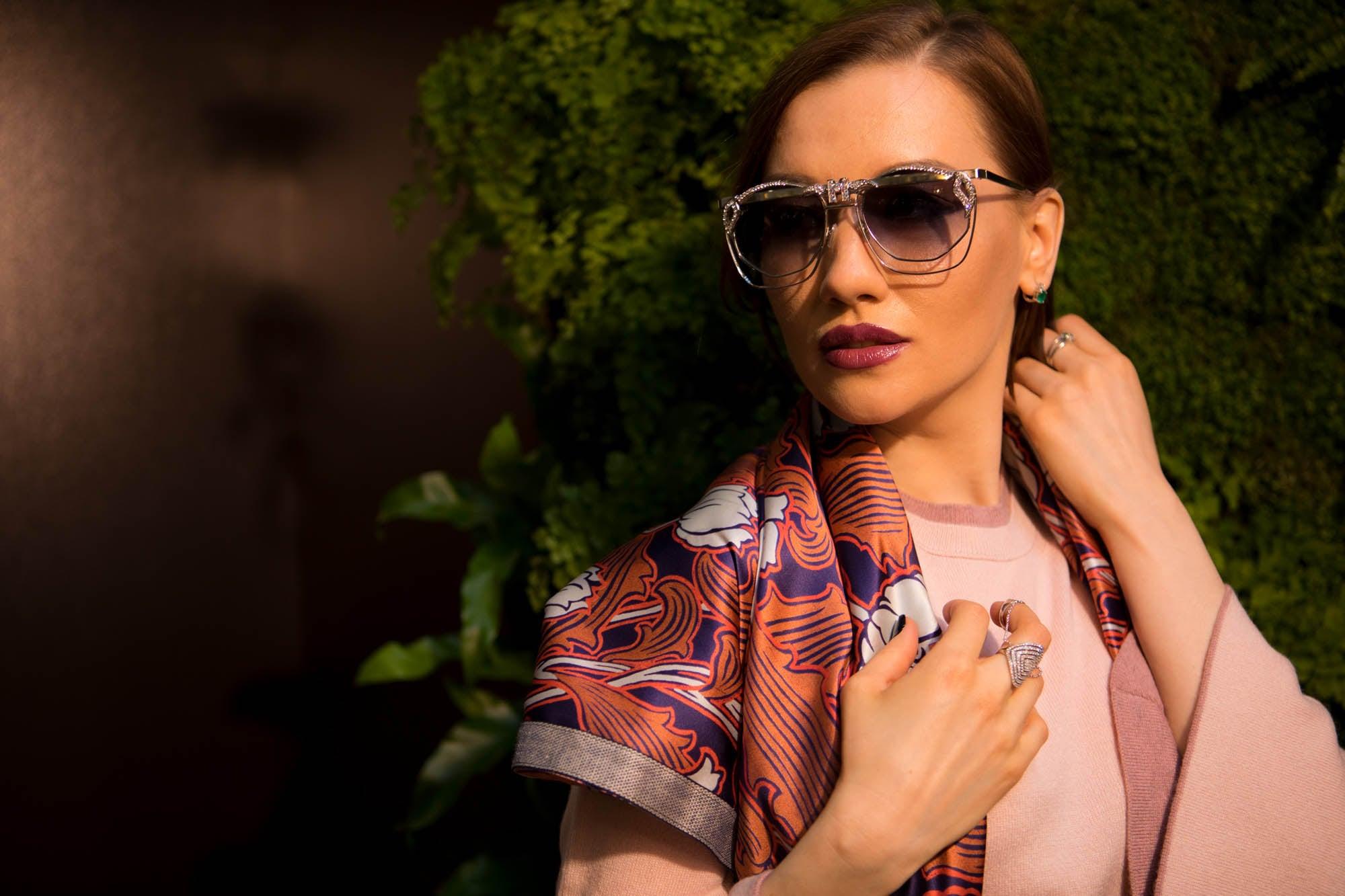 Una donna con un foulard sulle spalle