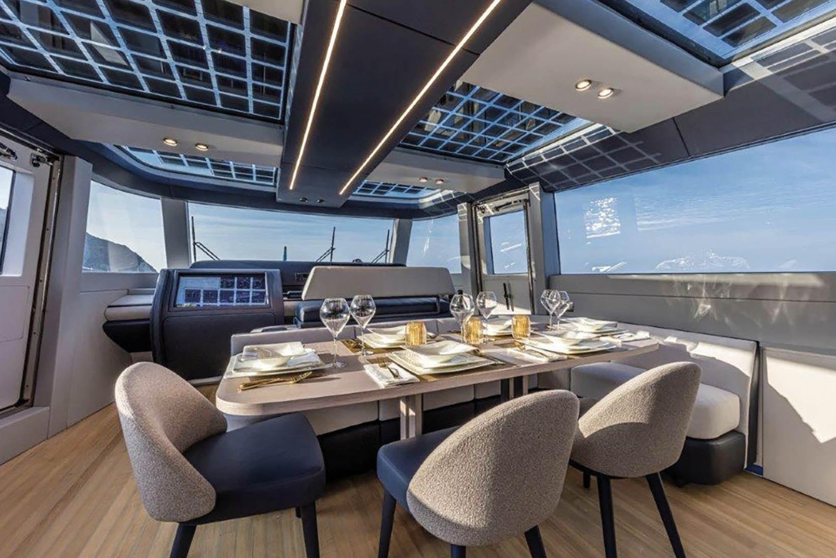 La sala da pranzo di uno yacht, sotto il soffitto vetrato