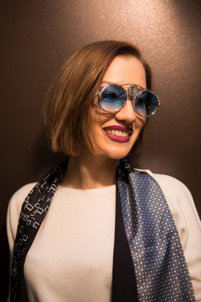 Ritratto con un foulard blu e occhiali azzurri