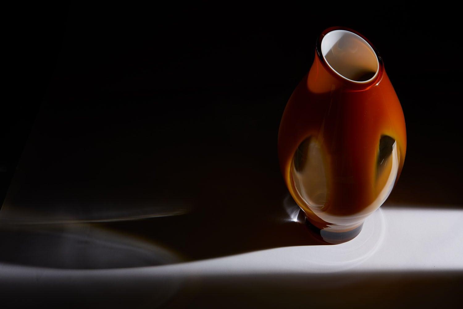 Un vaso color ambra nella luce