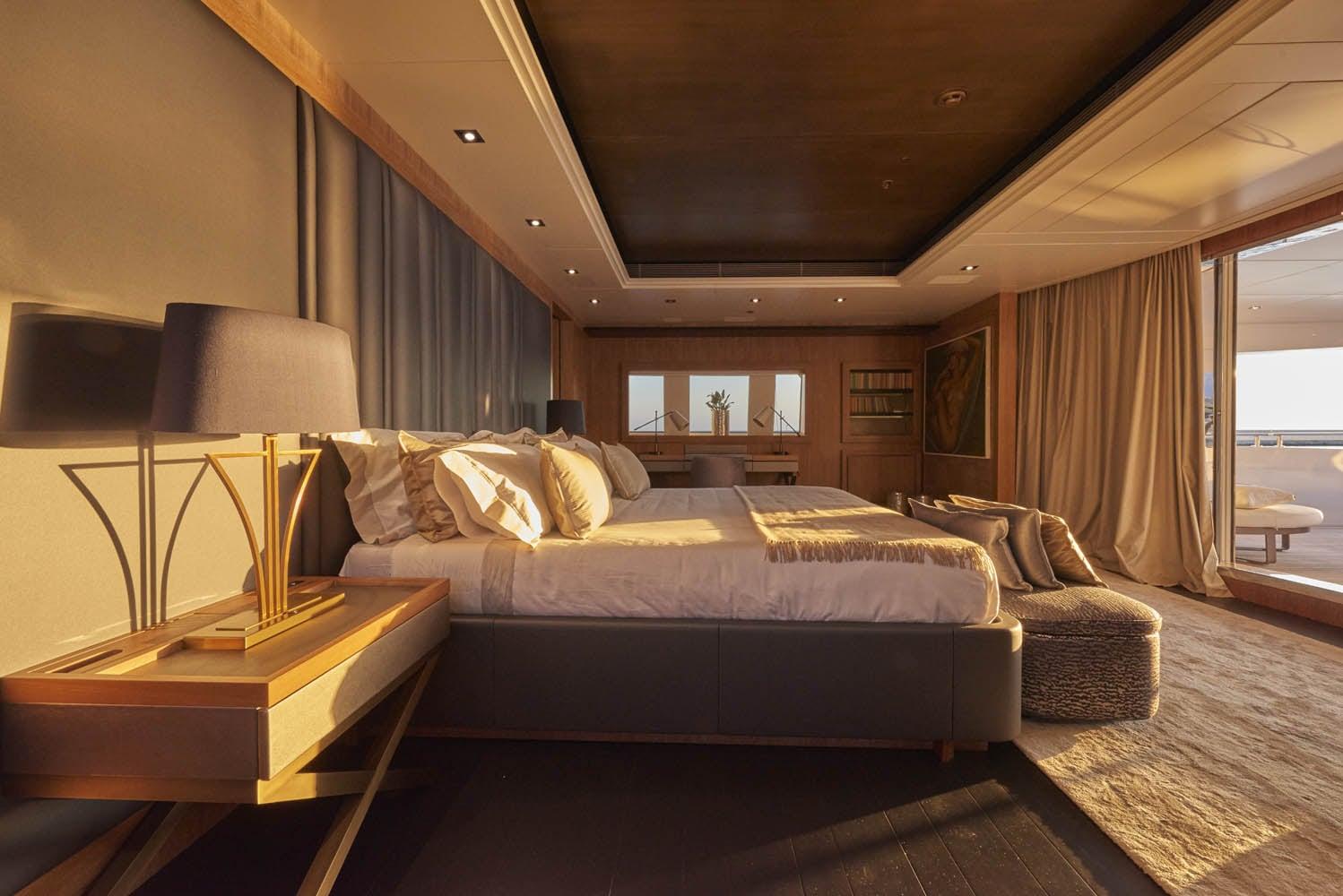 Una cabina in legno con il letto e la luce calda delle lampade