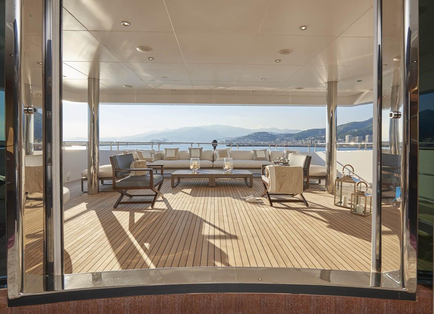 Il salone di uno yacht aperto sul ponte e sul mare